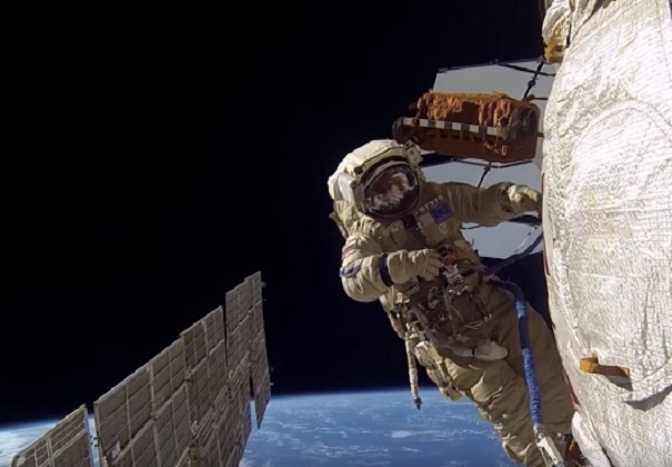 Работу русских космонавтов за бортом МКС сняли на видео