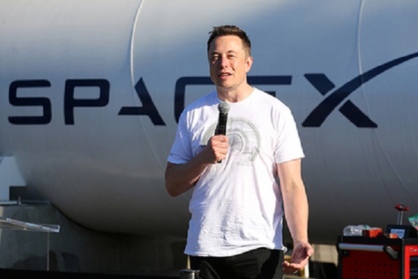 Илон Маск порекомендовал лично посетить презентацию электрогрузовика Tesla