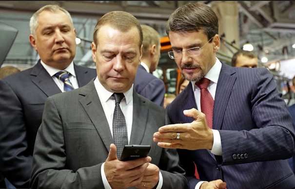 Медведеву подарили телефон Inoi R7