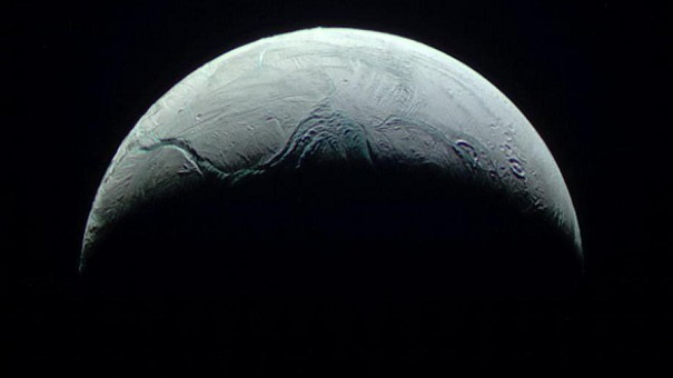 Cassini отправил последние в своей миссии кадры Энцелада