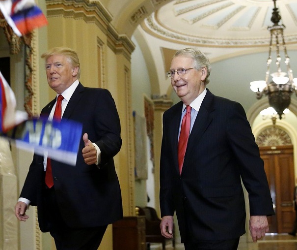Трампа забросали флагами РФ в здании конгресса США
