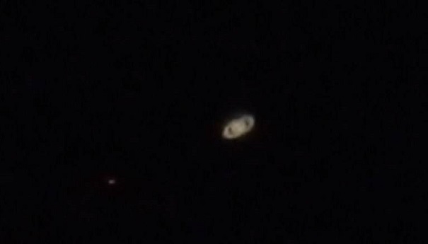 Уфолог заснял НЛО, зажигающий объекты рядом с Сатурном