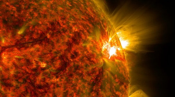 Астрофизики: На Солнце возникла дыра размером 1500 Земель