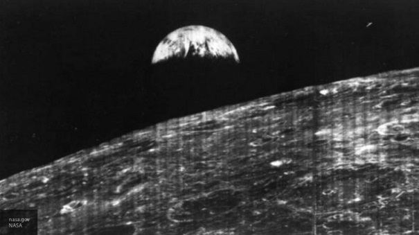 Уфологи обнаружили обломки НЛО на Луне