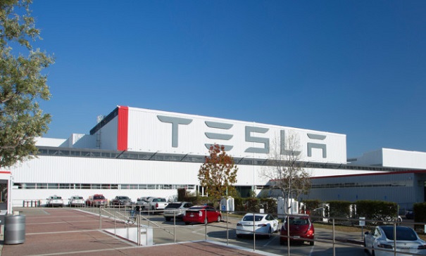 Tesla уволила сотни служащих