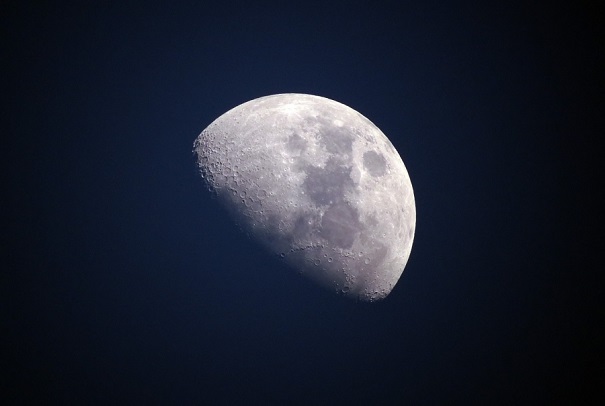Загадочные вспышки на Луне появляются из-за метеоритов — Астрономы