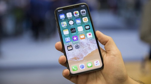 Юзеры флагманских телефонов iPhone X поведали о слезающей с корпуса краски