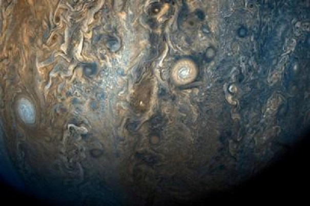 «Юнона» сказала на Землю снимок гигантского белого урагана на Юпитере
