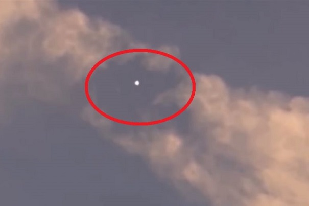 Мужчина снял на камеру НЛО, когда он убирал следы пребывания в небе