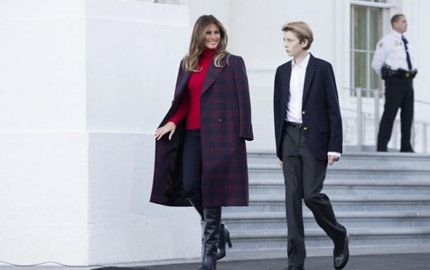 В стильном пальто и роскошных сапогах: Мелания Трамп приняла рождественскую елку