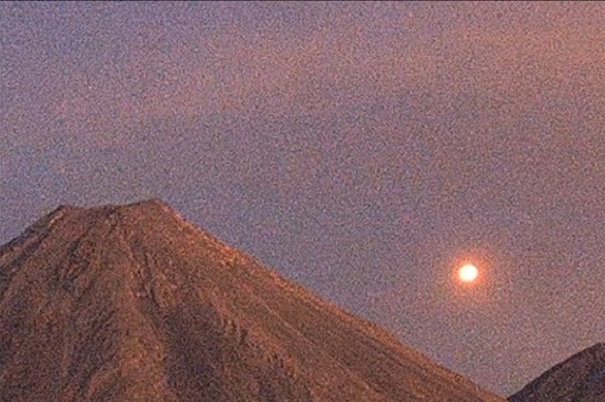 Уфолог увидел два НЛО У вулкана Колима