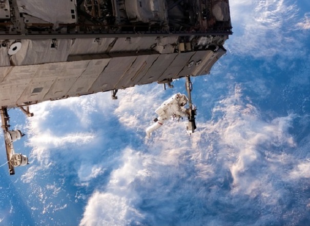 Русские космонавты проведут ремонт стекол на МКС