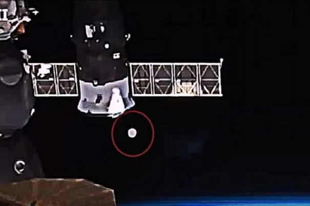 НЛО над КНДР показали во время трансляции с МКС