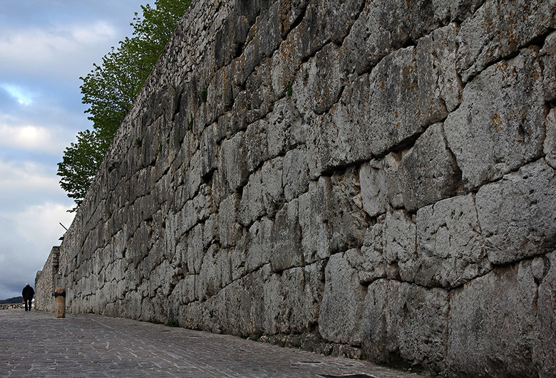 Гигантские каменные стены Италии