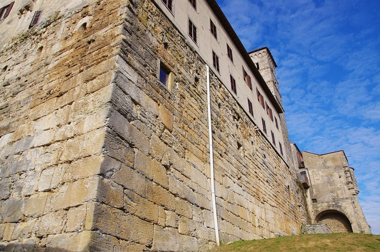 Гигантские каменные стены Италии