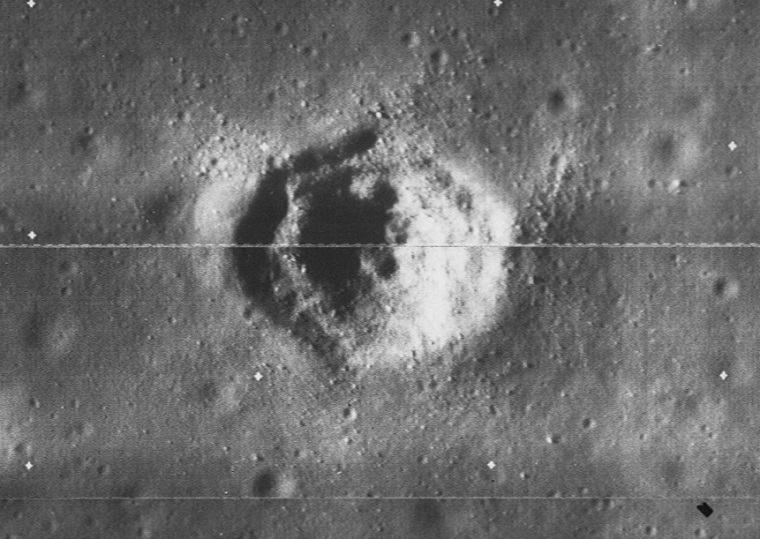 На Луне обнаружена идеально ровная шестиугольная база инопланетян