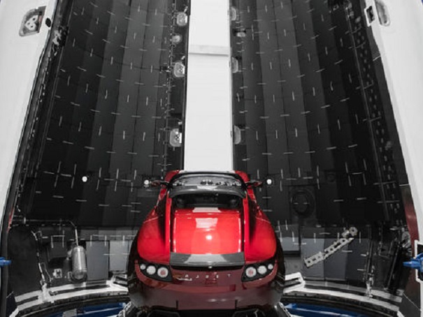Илон Маск продемонстрировал автомобиль, который навечно отправится в космос