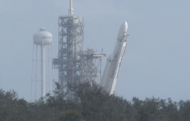 Фотогалерея дня: ракета-носитель Falcon Heavy установлена на стартовой площадке