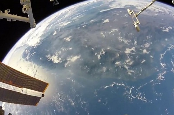Во время выхода в открытый космос астронавт NASA снял Землю на видео