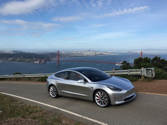 Tesla как и раньше собирает батареи для Model 3 вручную