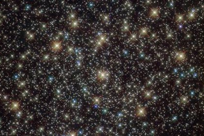 NASA показало на фото необычайное звёздное скопление, прилетевшее в Галактику