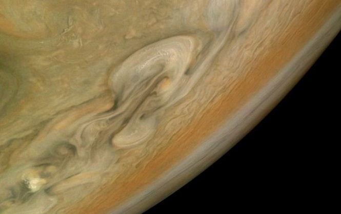 На поверхности Юпитера зафиксировали бурю