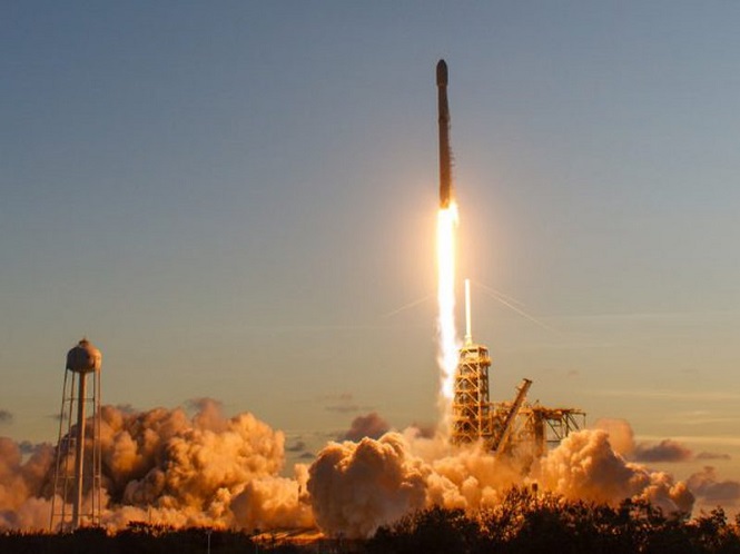 SpaceX запустила ракету с секретным правительственным спутником