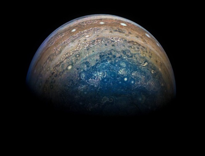 NASA выложило в сеть фото и видео облаков на Юпитере