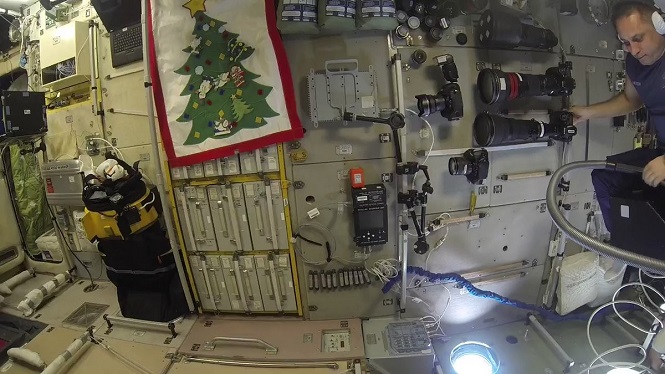 Русский космонавт пролетел по МКС на пылесосе