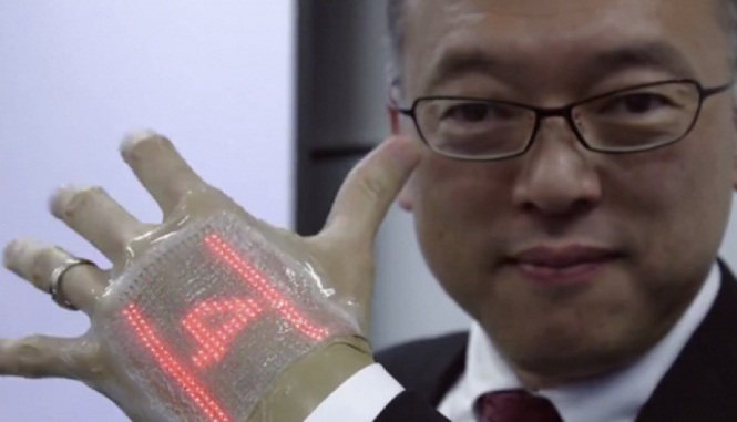 Ученые создали эластичный экран, который можно приклеить на тело