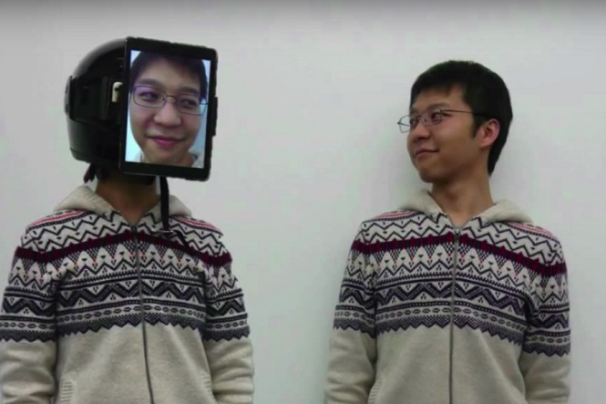 Японский стартап представил «человеческий Uber». Клиента заменяет работник с планшетом на лице