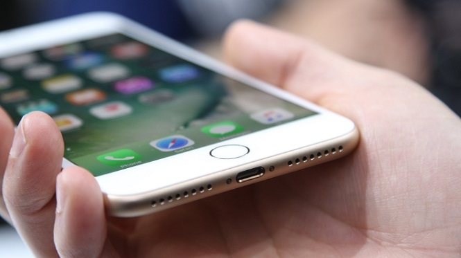 Apple бесплатно починят iPhone 7 c ошибкой «Нет сети"‍