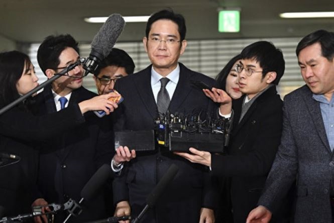 Главе Самсунг вынесли условный вердикт и освободил из зала суда