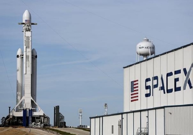 С космодрома на мысе Канаверал стартовала сверхтяжелая ракета-носитель Falcon Heavy