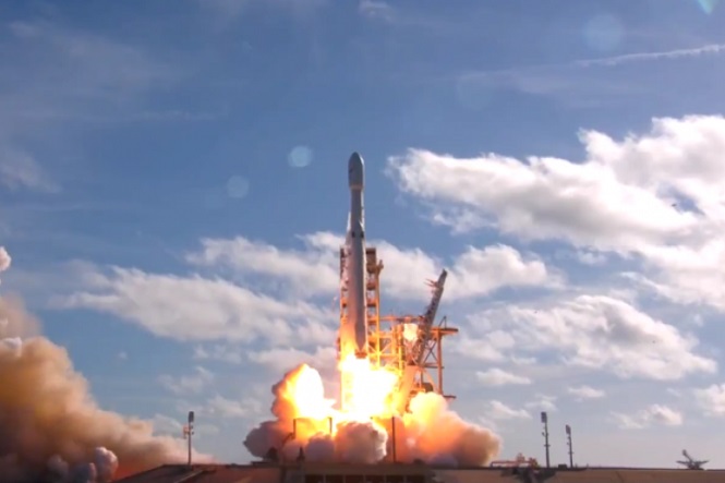 Центральный ускоритель Falcon Heavy разбился и поломал платформу