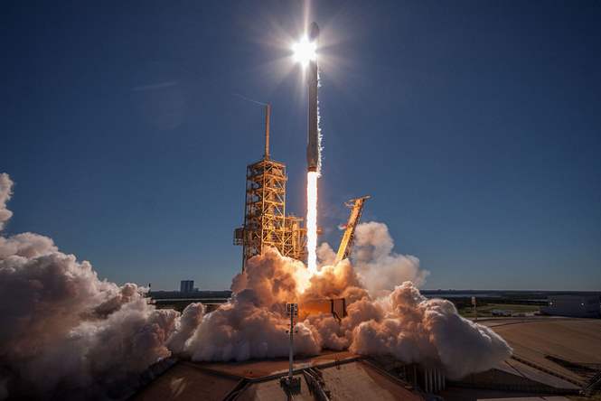 SpaceX начинает запускать первые спутники, которые обеспечат интернетом всю планету