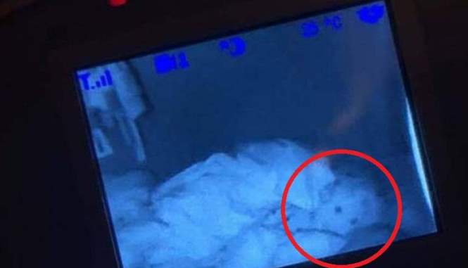 Женщина заметила призрак в кроватке дочери