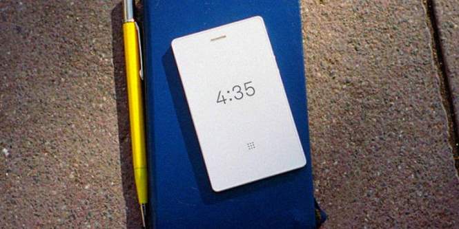 Небольшой смартфон с черно-белым дисплеем оценили в 250 долларов