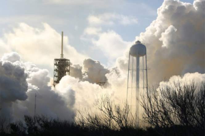SpaceX запустила ракету Falcon 9 с десятью спутниками
