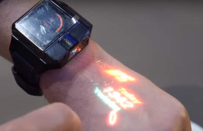 В «Поднебесной» показали «умные» часы с проектором изображения на руку