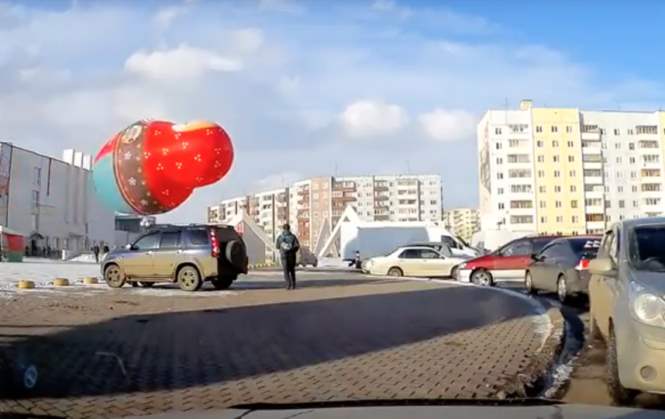 Граждане Братска сняли на видео огромную летающую матрешку