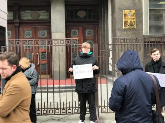 У Государственной думы задержали активистку с картонной фигурой Слуцкого
