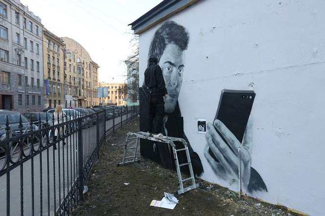 В Петербурге увидели граффити артиста из фильма «Довлатов"‍