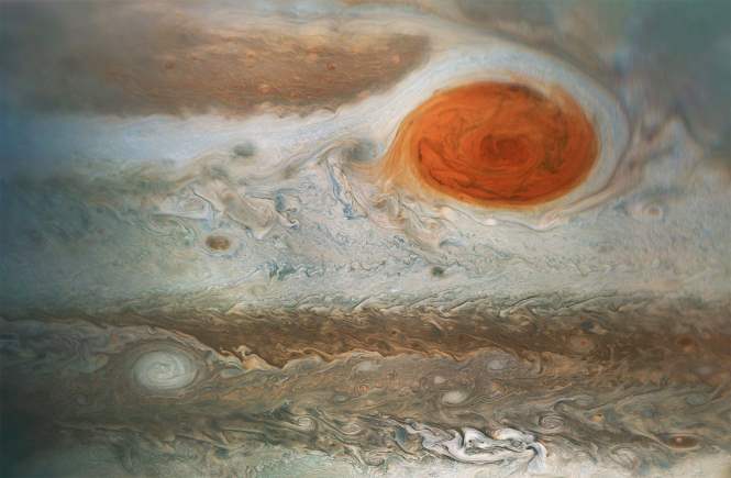 Агентство NASA делится снимком огромного красного пятна на Юпитере
