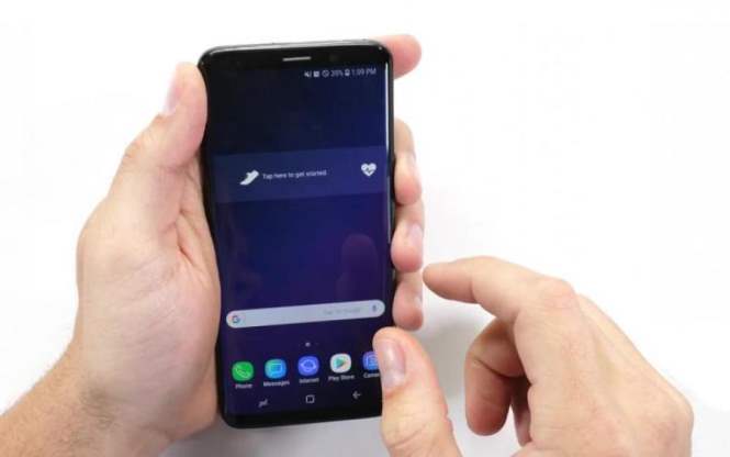 Самсунг выпустила Galaxy S9 в красном цвете с помадой в наборе