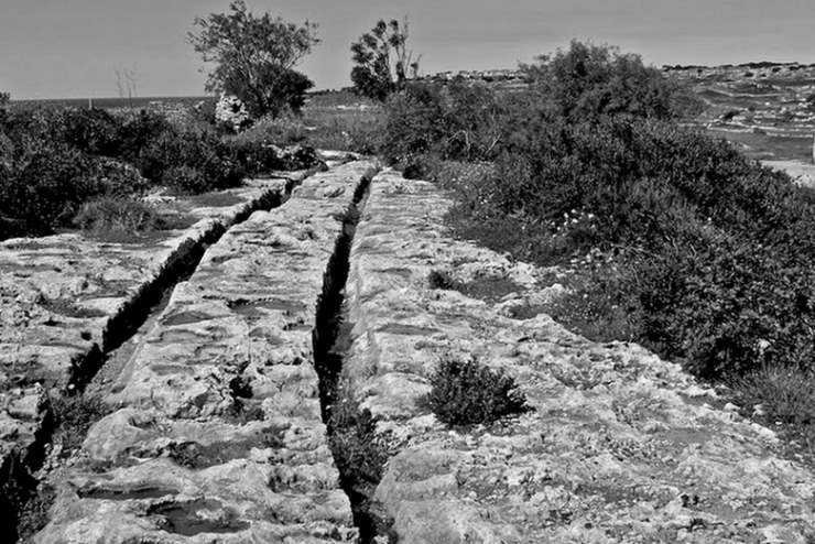 Древнейшие каменные колеи Мальты