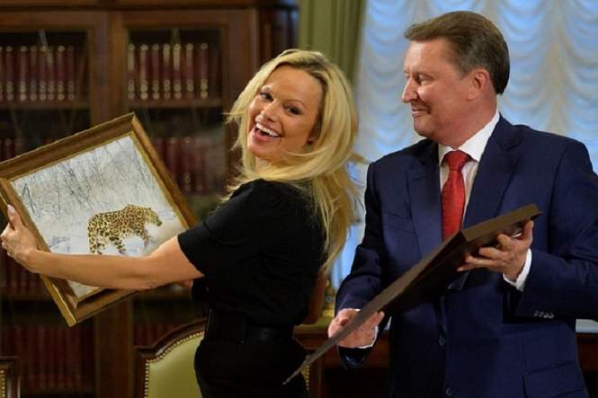 Памела Андерсон поздравила российскую «крестницу» с рождением внука-леопарда