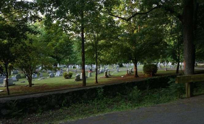 «Игровая площадка мертвых детей» на алабамском кладбище