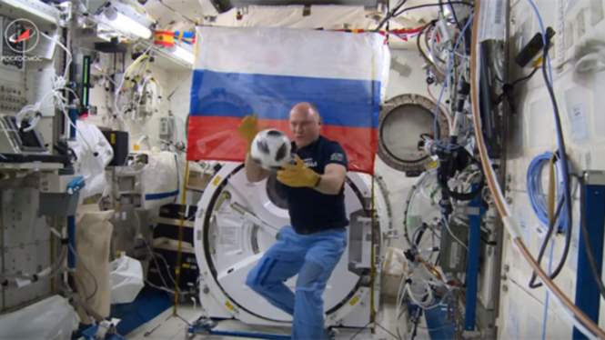 Готовящиеся к возвращению на Землю космонавты перешли в «Союз»
