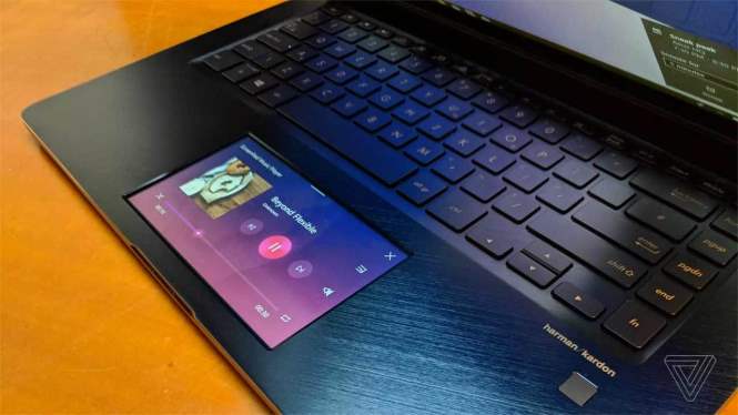 ASUS представила ноутбук с 5,5-дюймовым дисплеем вместо тачпада